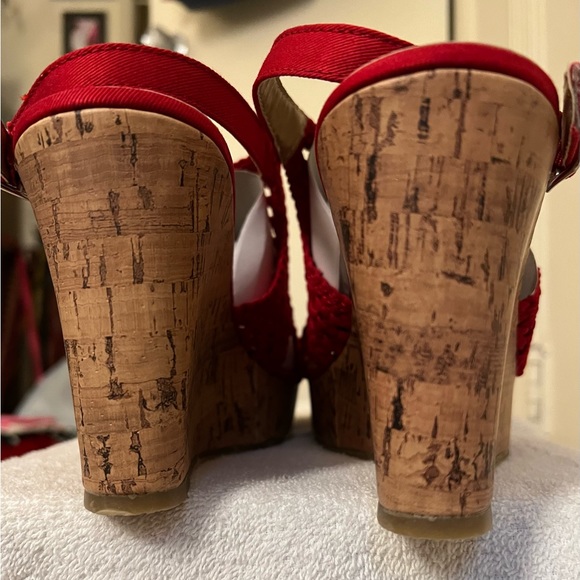 ๐ธ๐ธNIB Mudd Red Platform Sandals ๐ธ๐ธ - Picture 3 of 6